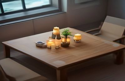 公关团队围坐会议桌研讨被爆危机应对方案，白板上写满关键词与应对流程，画面紧张专业
