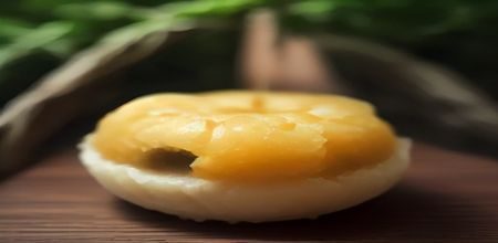 食品工厂生产线场景，工人戴口罩操作设备，洁净厂房环境，食品安全主题